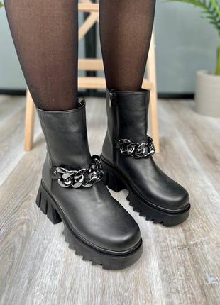 Leather chain boots black женские черные массивные утепленные ботинки трендовые сапоги с цепью жіночі чорні стильні утеплені сапожки4 фото