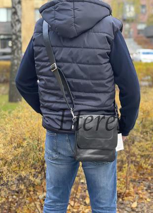 Чоловіча чорна шкіряна сумка через плече з шкіряним ременем4 фото