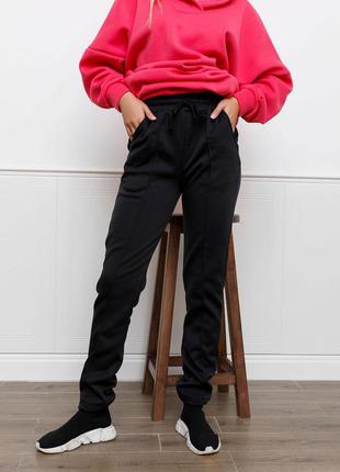 Чорні утеплені брюки зі стрілками