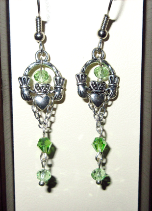 Серьги ручной работы с символом кладдахского кольца, зеленые3 фото
