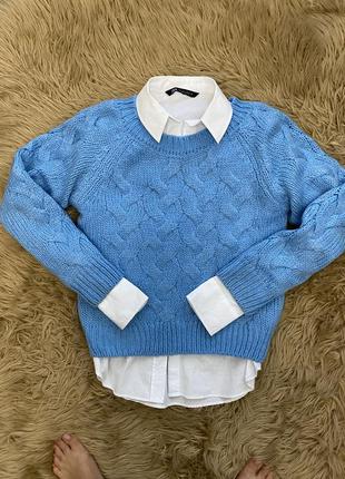 Голубой вязаный свитер