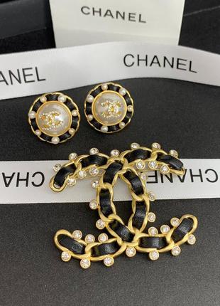 Брендовый набор украшений. кожаные вставки и цирконий. люкс