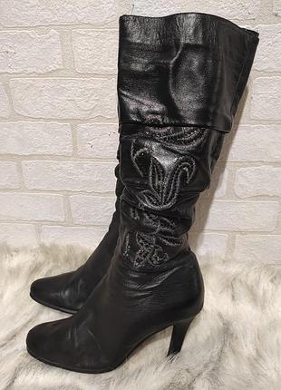 Стильные демисезонные кожаные женские сапоги