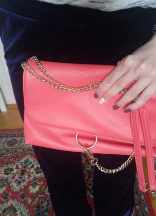 Очень красивая кожаная сумочка клатч ярко краллового цвета