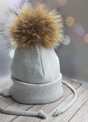 Зимняя шапка с бубоном натуральный енот