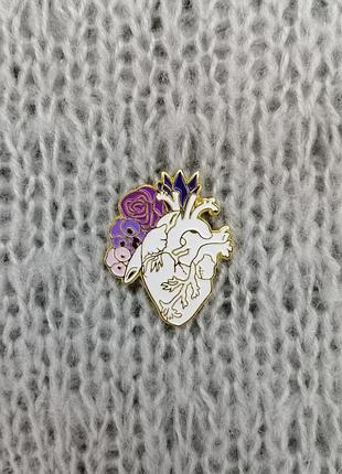Пин, брошь, значок сердце с цветами, white heart in flowers, white and gold