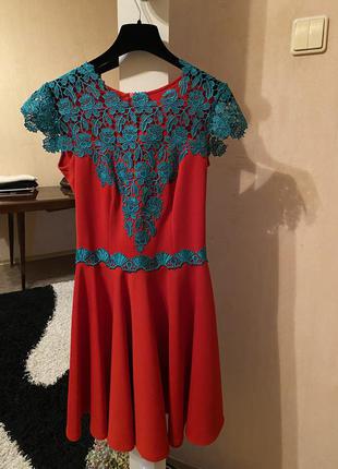 Красное платье пышное с твёрдым кружевом1 фото