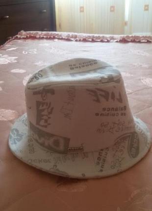Капелюх жіночий з кашеміру білий з сірими написами. стан нового не носився.