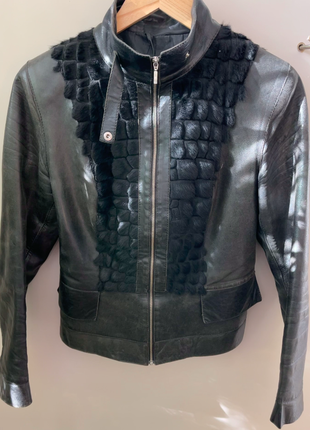 Женская кожаная куртка с отделкой из натурального меха размер м
