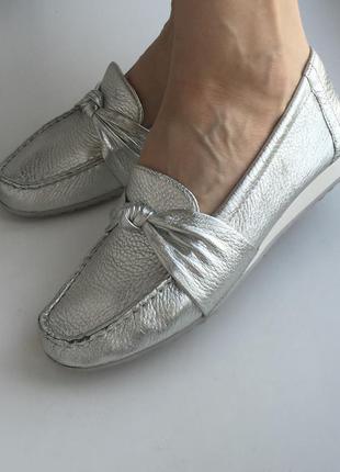 Кожаные мокасины caprice 37 р. натуральная кожа серебристые металлик