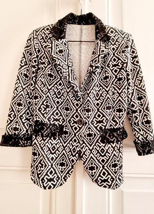 Новый итальянский нарядный приталенный черно-белый пиджак / жакет с ажурным воротником манжетами.