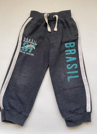 Тёплые спортивные штаны на мальчика 4-5 лет.