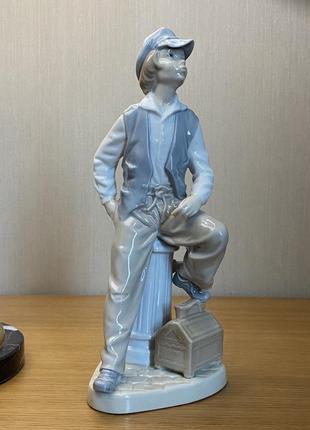 Порцелянова статуетка nao «чистильник взуття».1 фото