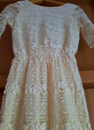 Шикарну мереживну сукню кольору айворі