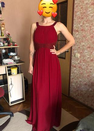 Вечернее платье красного цвета