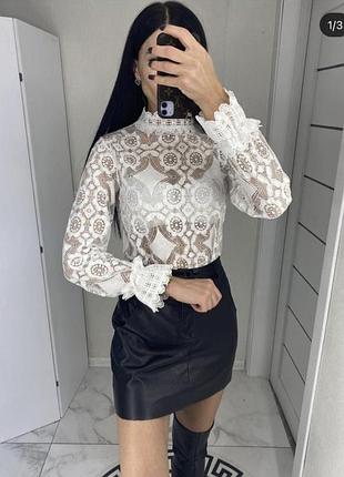 Красива біла блуза