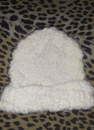 Білосніжна тепла шапка