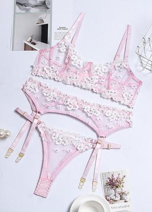 Шикарный кружевной комплект с поясом для чулок