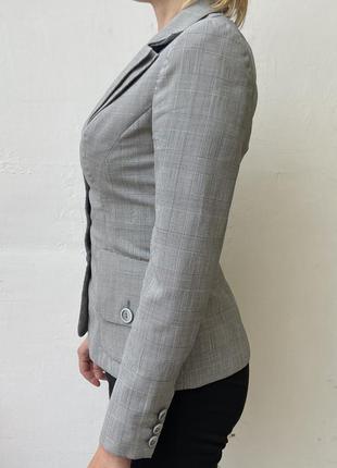 Женский серый приталенный пиджак в клетку buaro2 фото