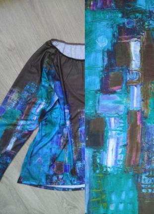 Свободный женский трикотажный лонгслив с фантазийным акварельным принтом