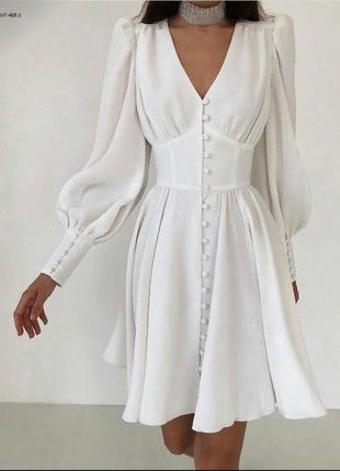 Роскошное белое платье с пуговицами