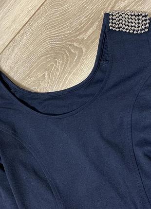 Платье футляр с акцентом на плечах