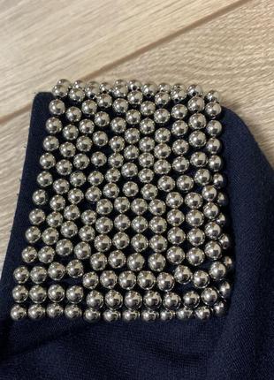 Платье футляр с акцентом на плечах