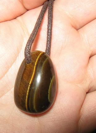 Подвеска в минималистическом стиле с тигровым глазом