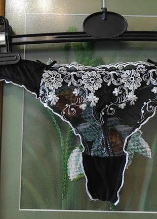 Чудесные соблазнительные трусики стрингм сеточки с вышивкой