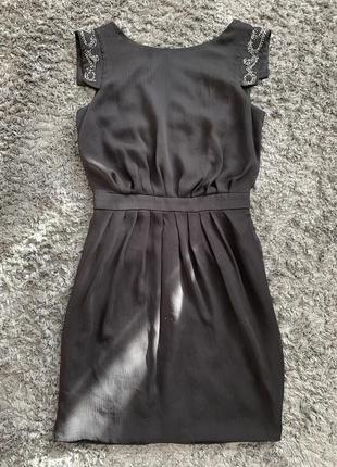 Маленькое чёрное платье с открытой спиной