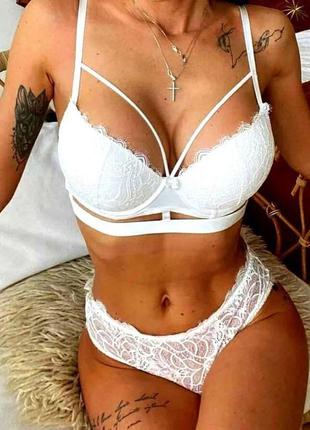 Элегантный комплект женского нижнего белья