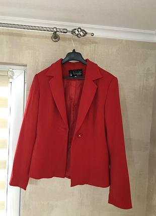 Стильний елемент осіннього гардеробу - червоний піджак