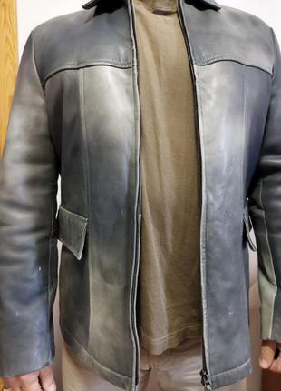Мужская кожаная куртка hugo boss оригинал размер указан 54, но маломерит. подойдет на 50-52.