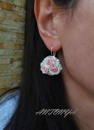 Сережки з біло-рожевими мініатюрними квітами, сережки квіти троянди,сережки квіти1 фото