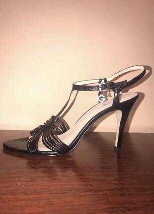 Элегантные кожаные босоножки guess