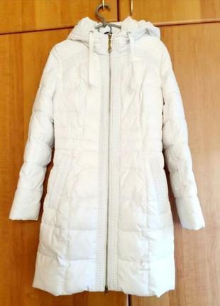 Белая зимняя теплая приталенная маленькая куртка eacmaess luxury collection с капюшоном.5 фото