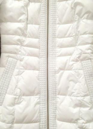 Белая зимняя теплая приталенная маленькая куртка eacmaess luxury collection с капюшоном.8 фото