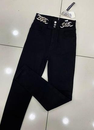 Шикарные джинсы с цепью и кармашки в стразах сваровски, люкс качество, количество очень ограничено.