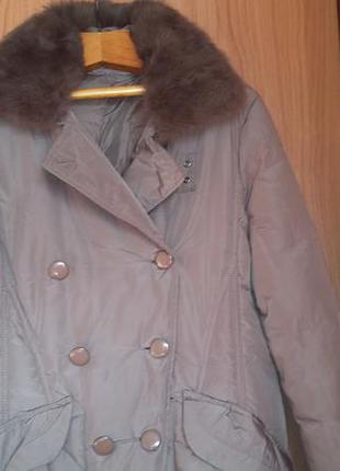Подовжена тепла куртка з хутряним коміром3 фото