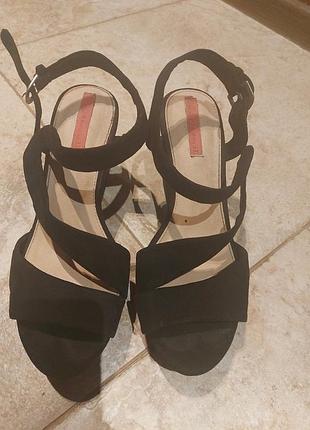 Босоніжки на платформі