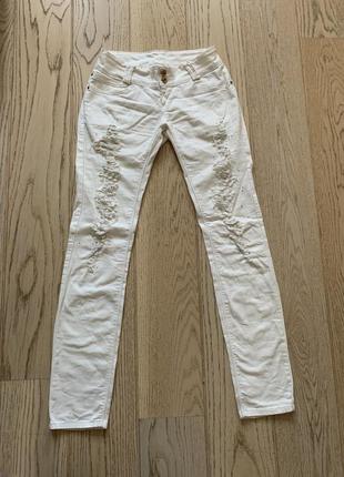 Стильные белые джинсы со стразами