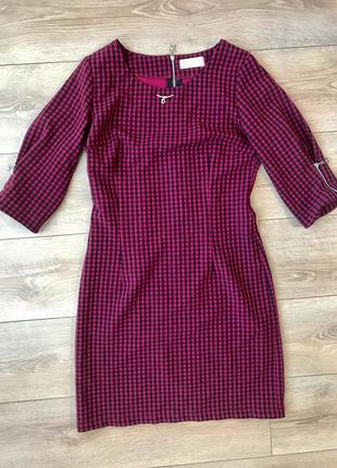 Плаття в чорно-бурдова клітинку