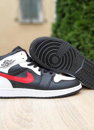 Кросівки жіночі