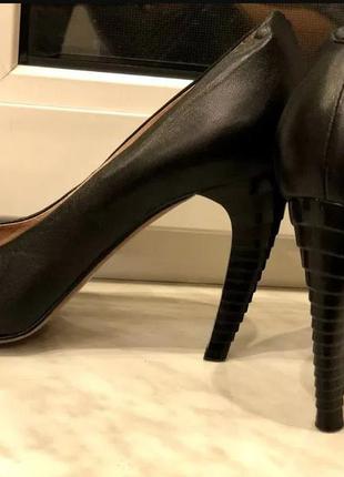 Женские кожаные туфли с дизайнерским каблуком