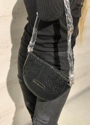 Жіноча сумка tommy hilfiger cameron ii crossbody th bias embossed pvc 69j4246 001 чорна 2