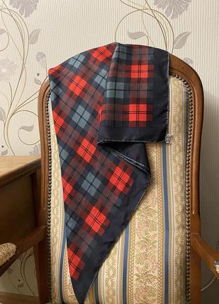 Великий шовковий хустку в класичну клітку