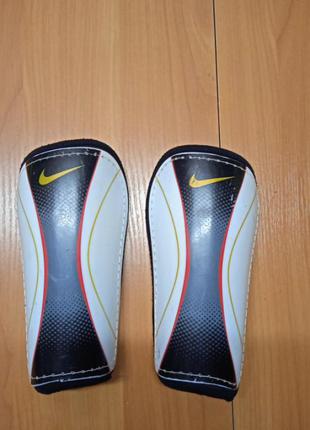 Nike, защитные щитки в гетры,размер м1 фото