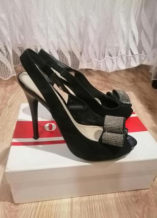 Босоножки на шпильке