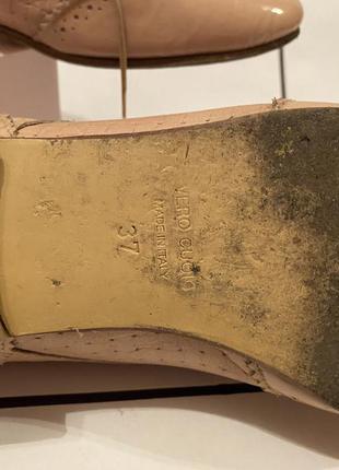 Кожаные туфли на шнуровке на низком ходу. туфли оксфорды