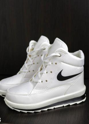 Спортивные ботинки белые